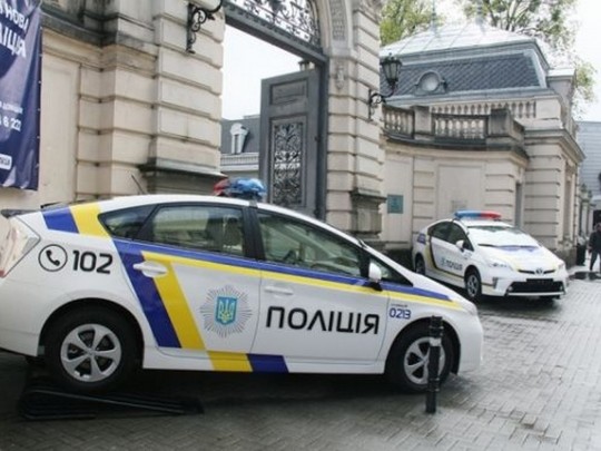 Угрожал самоубийством и требовал прессу: во Львове подозреваемый устроил демарш в здании полиции