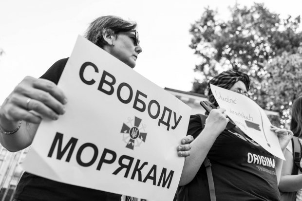 Украинцы своих не бросают: в Польше провели пикет в поддержку пленных моряков