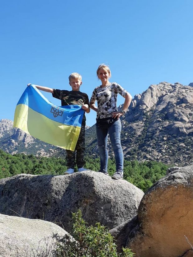 Украинка в Мадриде продает уникальные украшения, а вырученные средства отдает на нужды армии