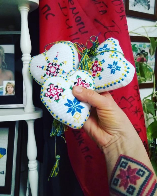 Украинка в Мадриде продает уникальные украшения, а вырученные средства отдает на нужды армии
