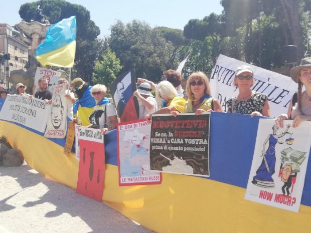 Украинская диаспора вышла на протест из-за визита Путина в Рим: фото и видео