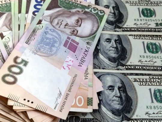 Украинские компании больше не должны продавать валютную выручку НБУ: как это отразится на гривне