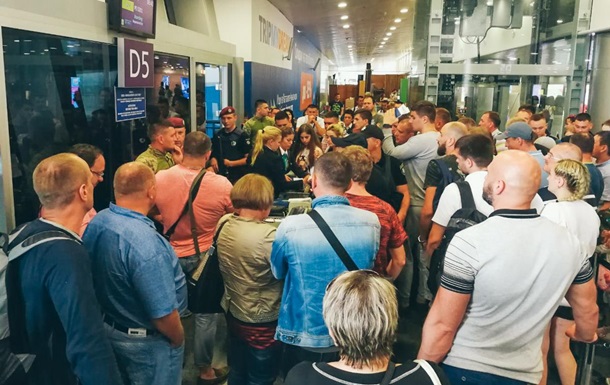 В Борисполе люди полдня ждали рейса в Египет под присмотром полиции