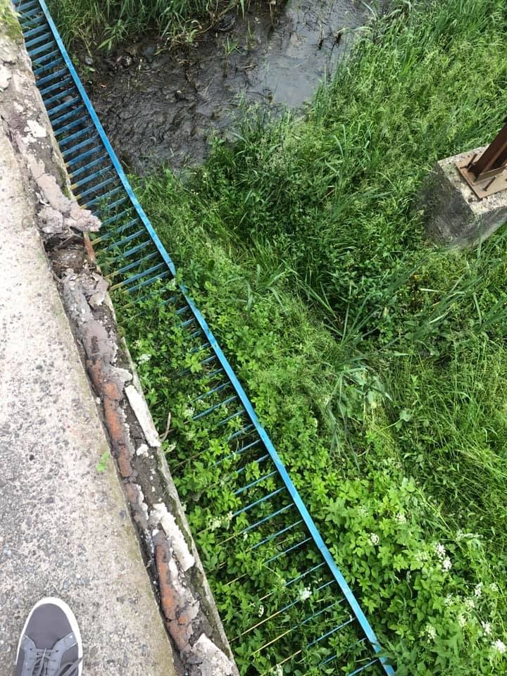 В центре Калуша 4-летняя девочка упала с моста вместе с перилами: детали и фото с места происшествия