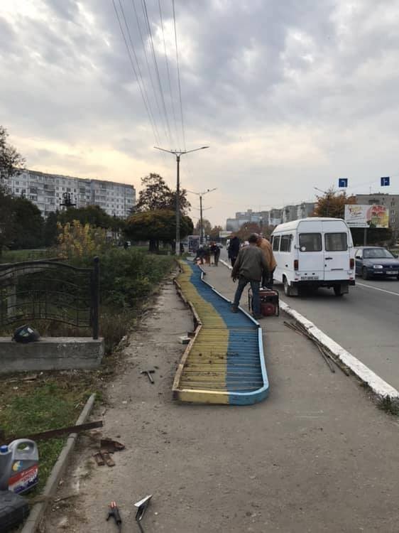 В центре Калуша 4-летняя девочка упала с моста вместе с перилами: детали и фото с места происшествия
