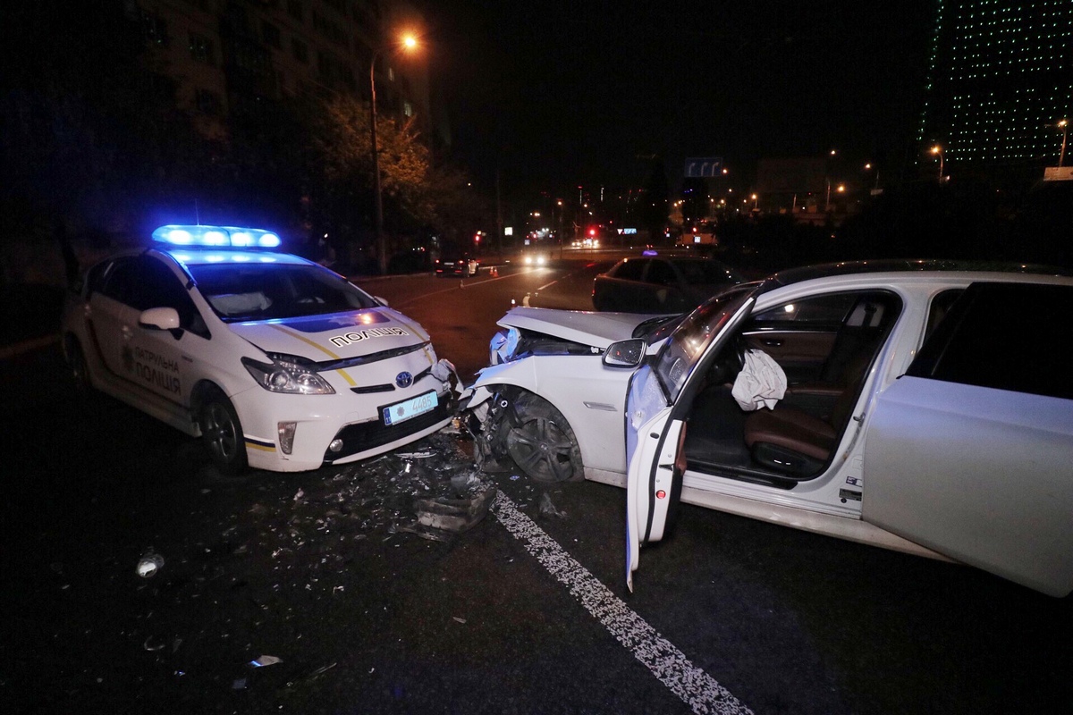 В центре Киева полицейский Prius столкнулся с BMW: у патрульных потери (фото)