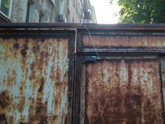 В Днепропетровской области заминировали ворота жилого дома: хозяин чудом остался жив