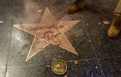В Голливуде на Аллее Славы разбили звезду Трампа