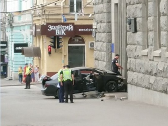 В Харькове авто влетело в здание горсовета: фото с места происшествия