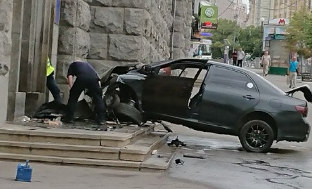 В Харькове авто влетело в здание горсовета: фото с места происшествия