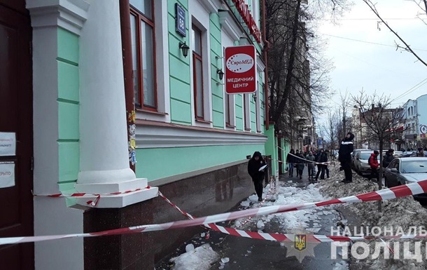 В Харькове ледяная глыба с крыши дома травмировала двух человек