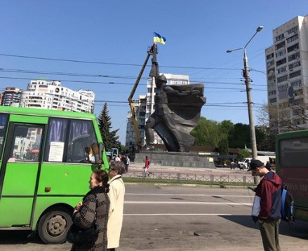 В Харькове молния поразила памятник советскому солдату: в сети показали видео