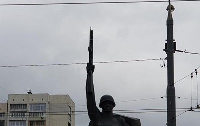В Харькове молния срезала флаг на памятнике Воину-освободителю - СМИ