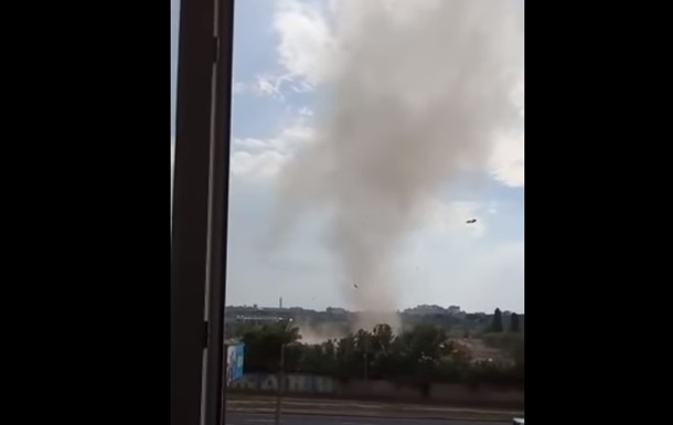 В Харькове сняли на видео пыльный вихрь