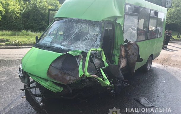 В Харькове в ДТП с маршруткой пострадали 15 человек