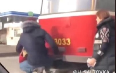 В Харькове водитель трамвая наказала зацепера