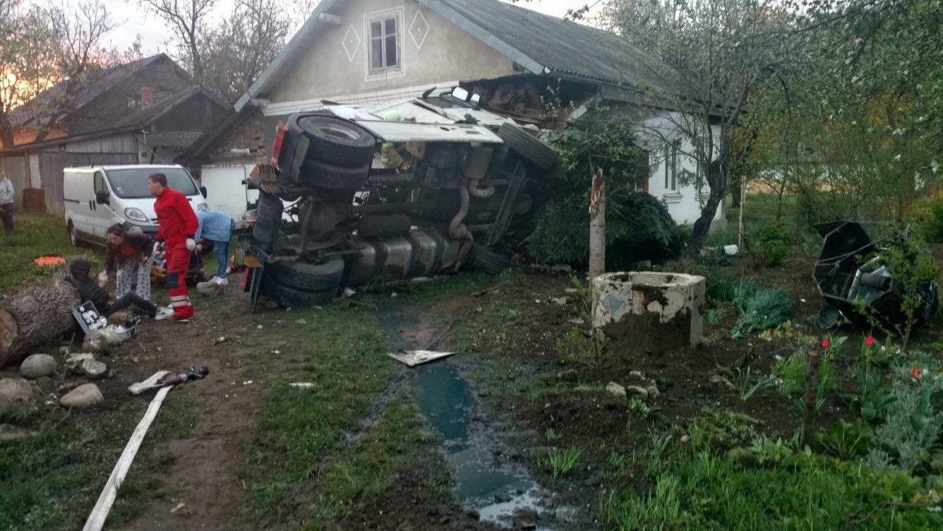 В Ивано-Франковской области грузовик влетел в жилой дом: фото с места происшествия