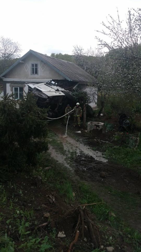 В Ивано-Франковской области грузовик влетел в жилой дом: фото с места происшествия
