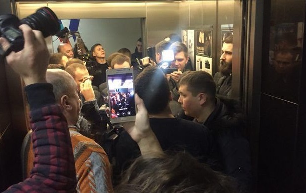 В издании Вести заявили, что силовики пытались проникнуть в их офис
