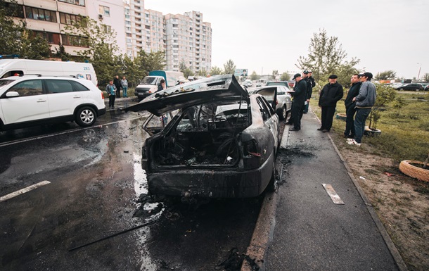 В Киеве авто врезалось в припаркованные машины и загорелось