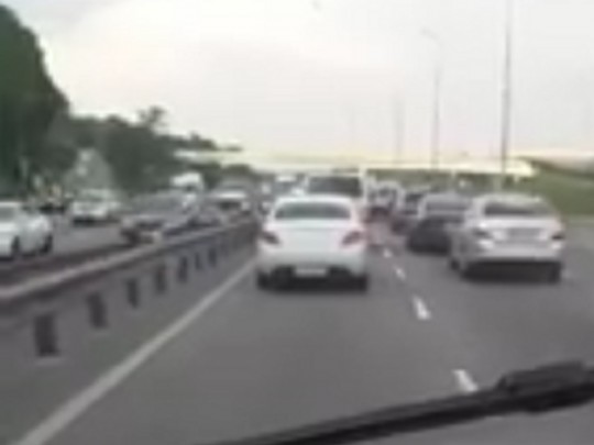 В Киеве автохам не пропускал скорую со спецсигналом: сеть возмутило видео