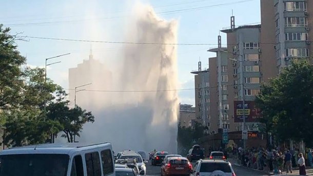 В Киеве из-под асфальта забил фонтан: видео
