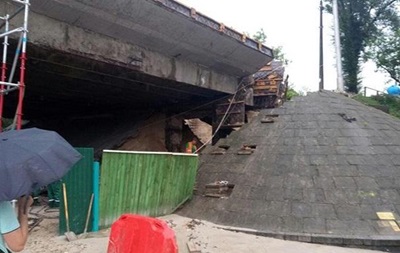 В Киеве из-за ливня обвалился мост