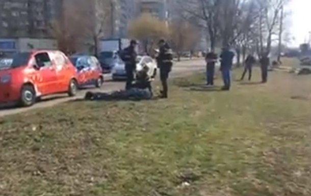 В Киеве курьер пиццерии умер за рулем авто