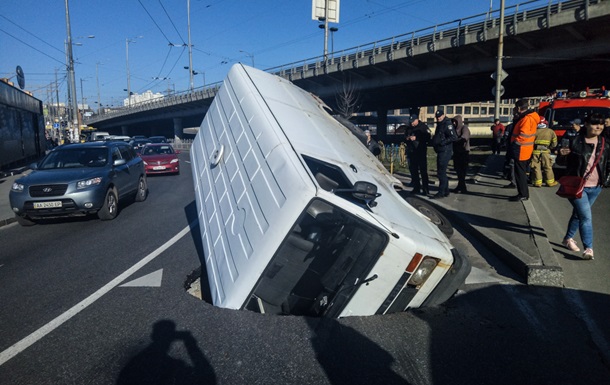 В Киеве микроавтобус утонул в яме посреди дороги