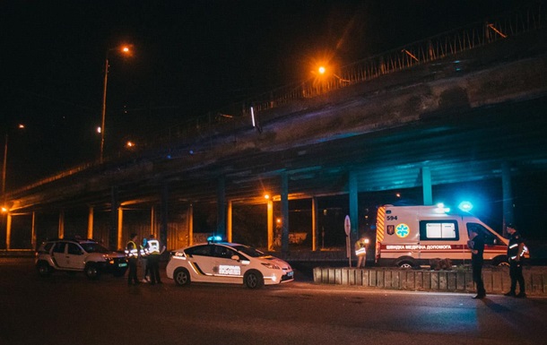 В Киеве мужчина упал с моста и скончался