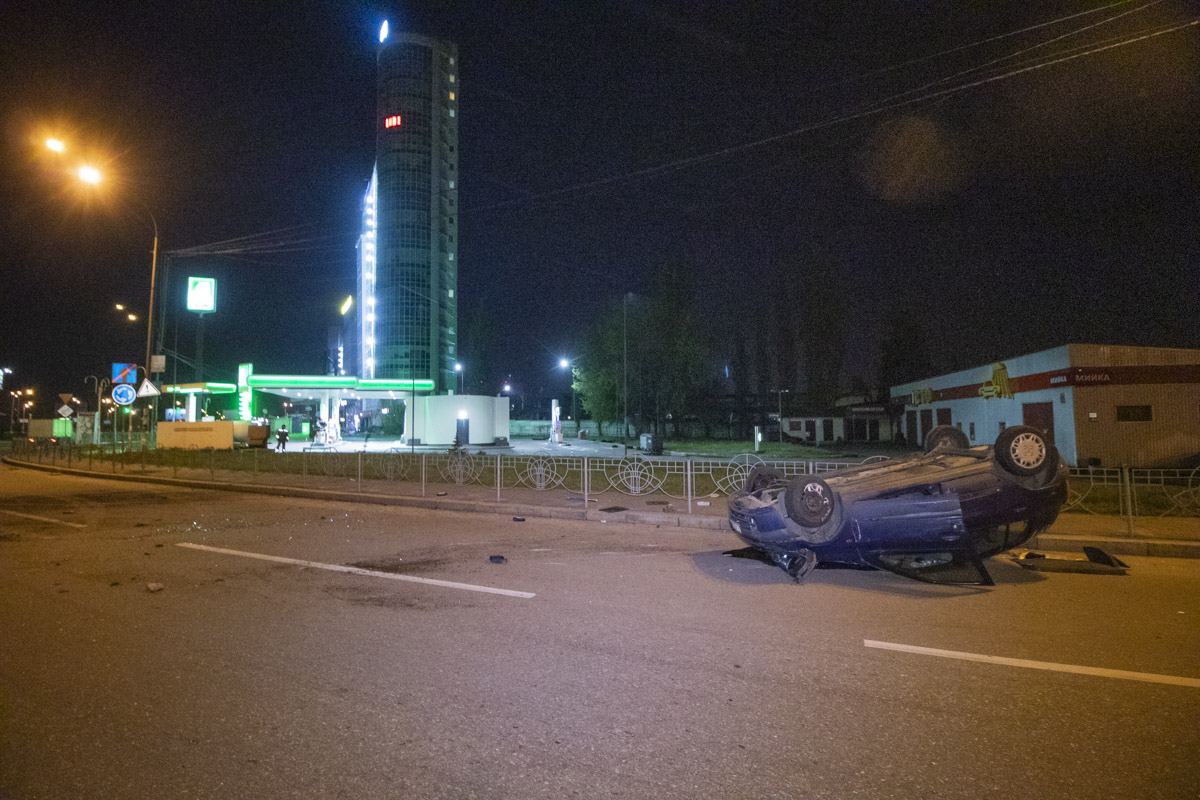 В Киеве на Харьковской площади Renault подрезал ZAZ и перевернулся (фото, видео)