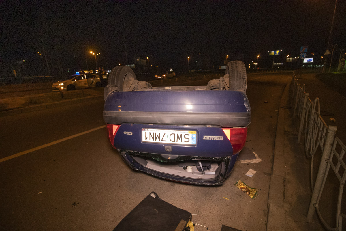 В Киеве на Харьковской площади Renault подрезал ZAZ и перевернулся (фото, видео)