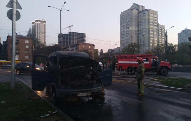 В Киеве на ходу загорелся микроавтобус ГазельЭксклюзив