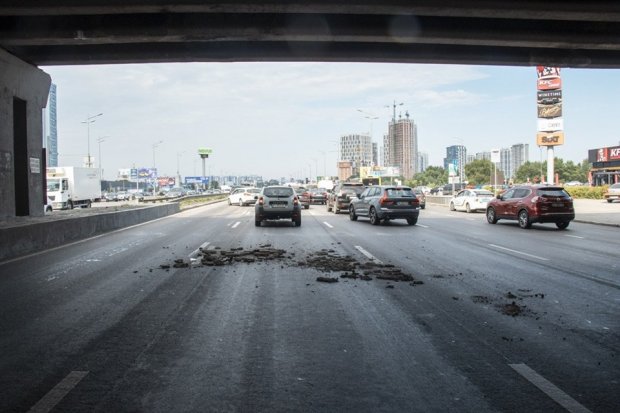 В Киеве на машину обвалился мост