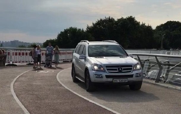 В Киеве на мосту Кличко заметили внедорожник – соцсети
