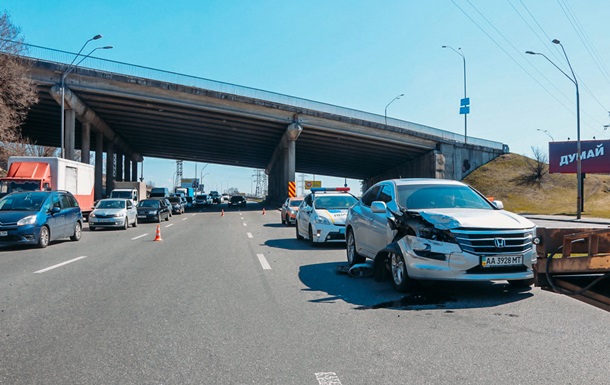 В Киеве на съезде с моста столкнулись четыре авто