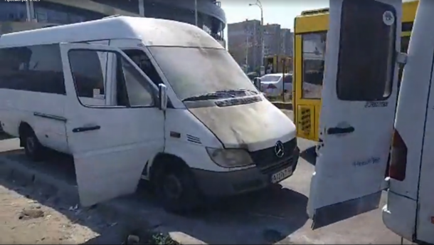 В Киеве неизвестные в балаклавах подожгли маршрутки коктейлями Молотова: видео