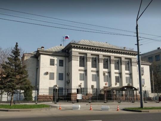 В Киеве под посольством России зачитают письма Сенцову