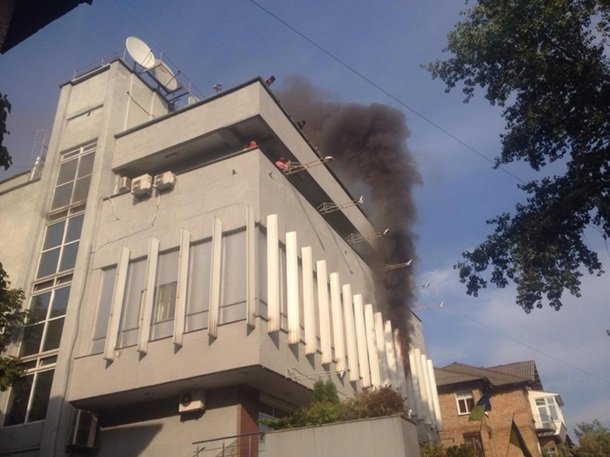В Киеве пожар в здании телеканала Интер