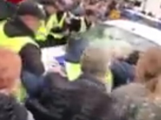 В Киеве произошли стычки участников акции Бессмертный полк с полицией (видео)