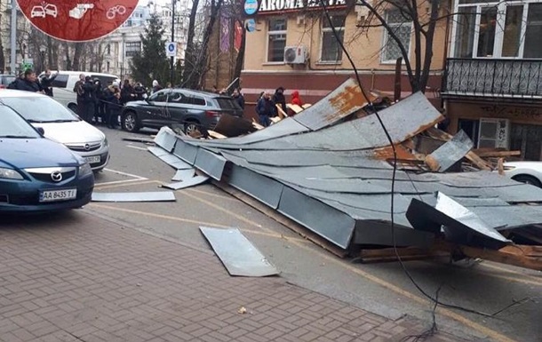 В Киеве сильный ветер снес крышу со здания