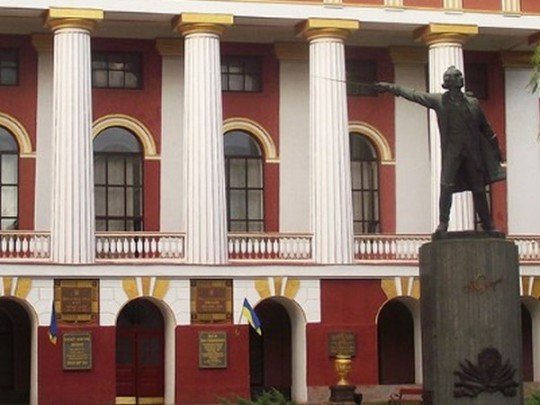 В Киеве снесли памятник Суворову: в сети отреагировали злыми шутками (фото)