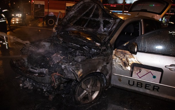 В Киеве столкнулись два такси: авто сгорели дотла