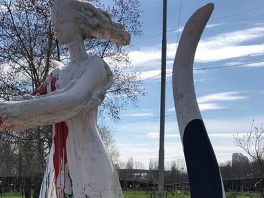 В Киеве вандалы изуродовали Аллею муз: сеть в бешенстве (фото)