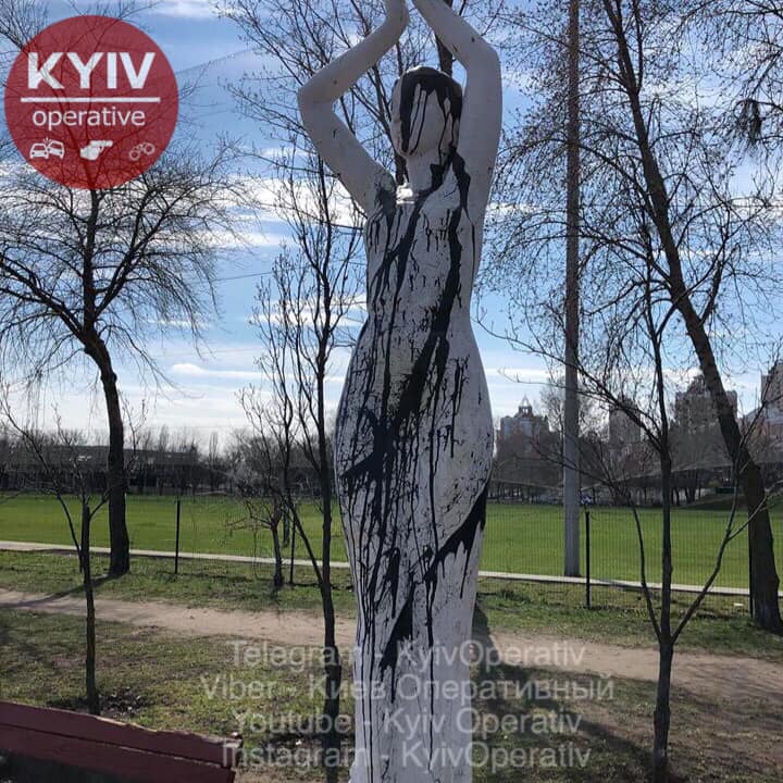 В Киеве вандалы изуродовали Аллею муз: сеть в бешенстве (фото)