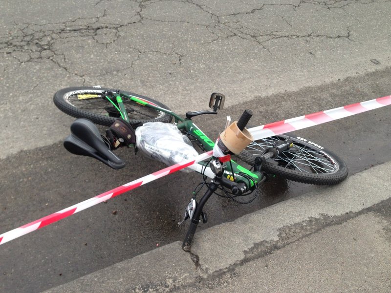 В Киеве велосипедист погиб под колесами самосвала: фото с места происшествия