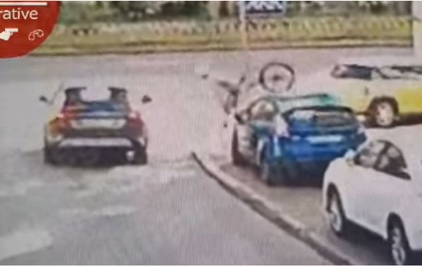 В Киеве велосипедист протаранил головой авто
