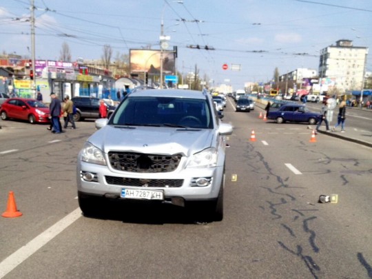 В Киеве внедорожник насмерть сбил пешехода: эксклюзивные фото с места происшествия