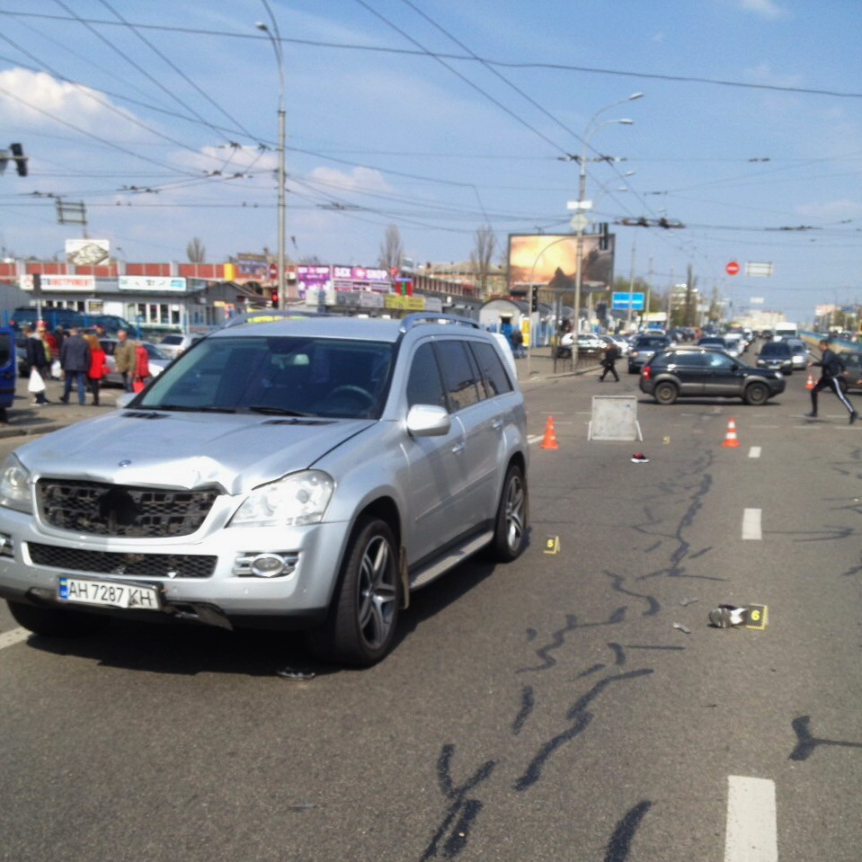 В Киеве внедорожник насмерть сбил пешехода: эксклюзивные фото с места происшествия