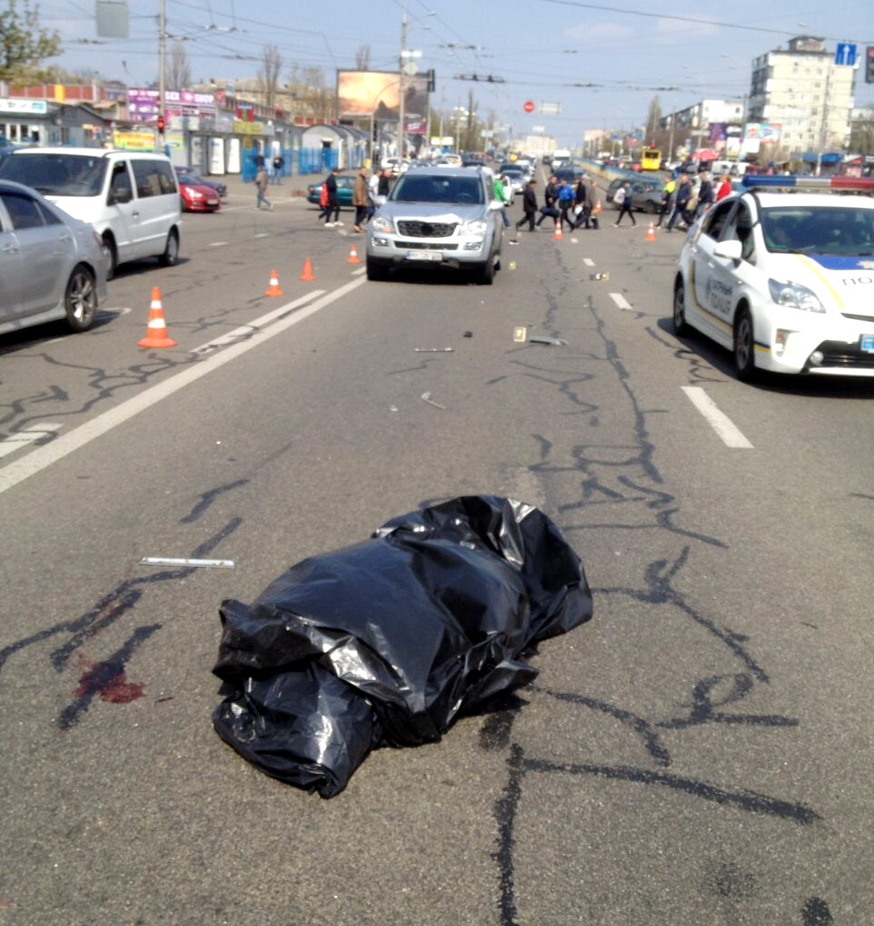 В Киеве внедорожник насмерть сбил пешехода: эксклюзивные фото с места происшествия